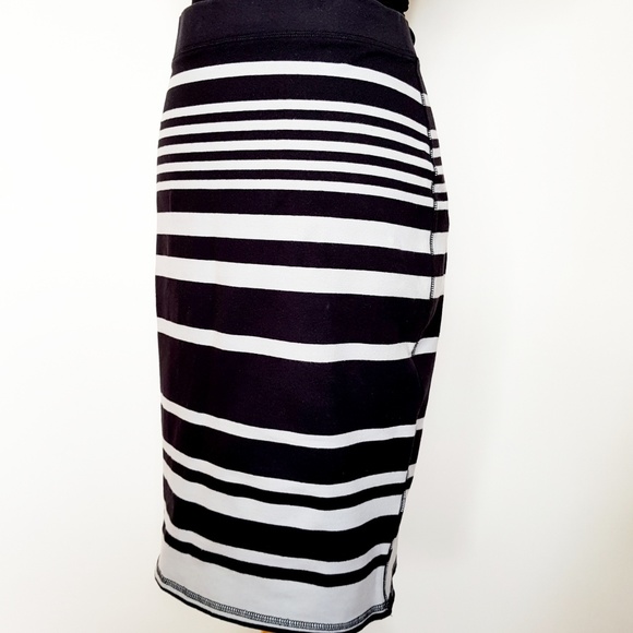 Old Navy Dresses & Skirts - Old Navy jersey knit striped pencil skirt Size M